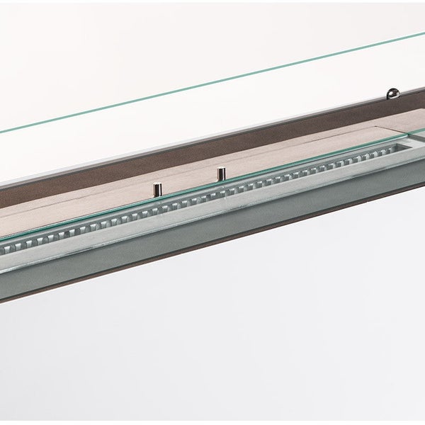Detailansicht eines Bio-Ethanol-Kamins mit Glasplatte und Metallelementen