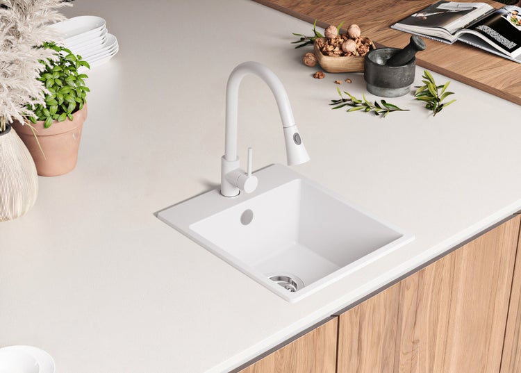 Küchenspüle aus Quarzkomposit mit Wasserhahn auf einer Arbeitsplatte