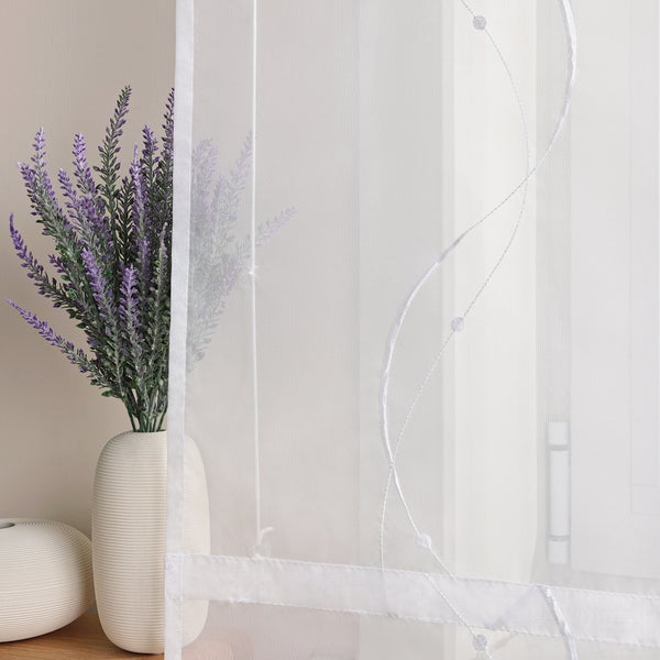 Dekoschals mit Lavendel in Vase als Fensterdekoration