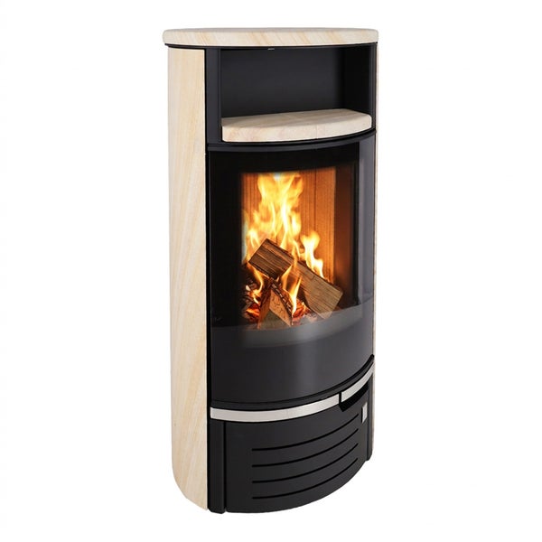 Moderner Kaminofen mit Natursteinverkleidung und brennendem Holzfeuer hinter einer Sichtscheibe.