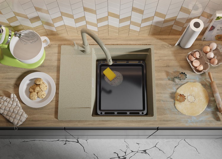 Küchenszene mit Spüle, Armatur, Backblech, Teig und Küchenutensilien