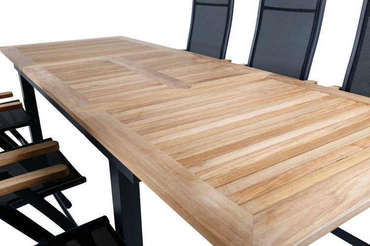 Gartentisch mit Holzplatte und Stühlen