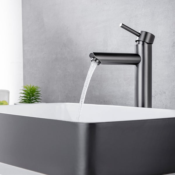 Moderne Einhebel Waschtischarmatur in Metallausführung mit fließendem Wasser über einem rechteckigen Aufsatzwaschbecken.