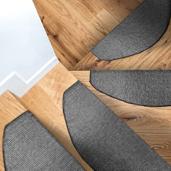 Treppe mit Teppichstufenmatten