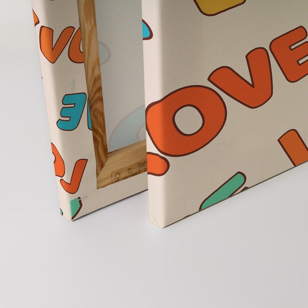 Detailansicht zweier Leinwände mit dem Aufdruck 'Love' in bunten Buchstaben