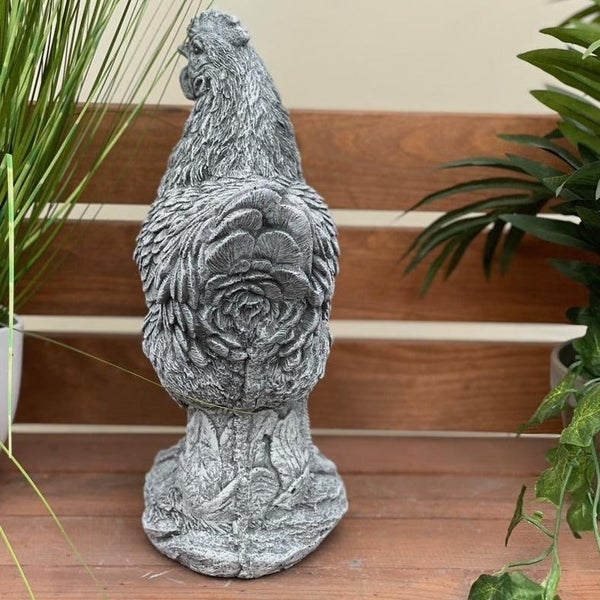 Gartenfigur Huhn aus Steinguss in naturnaher Optik als Dekoration für den Außenbereich
