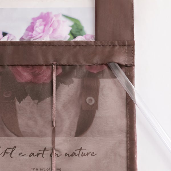 Detail einer braunen Flächenvorhangschiene mit floralem Muster