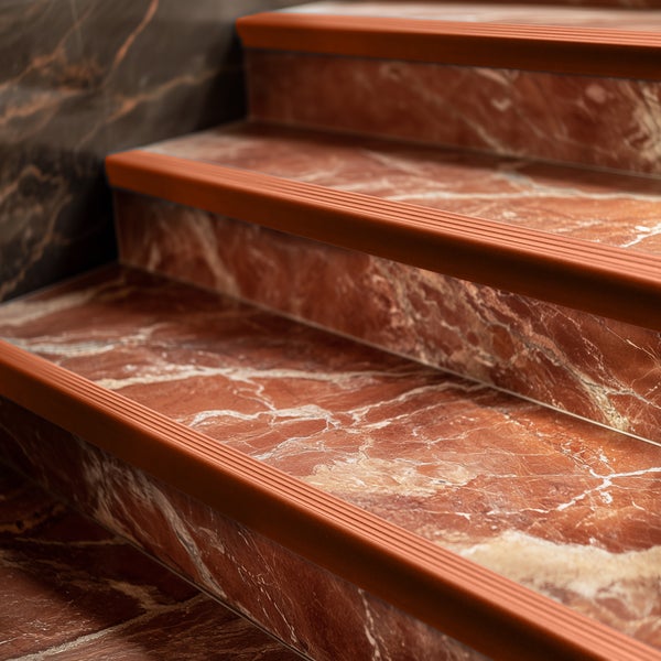 Detailaufnahme einer Treppe mit Stufenprofilen aus Kunststoff