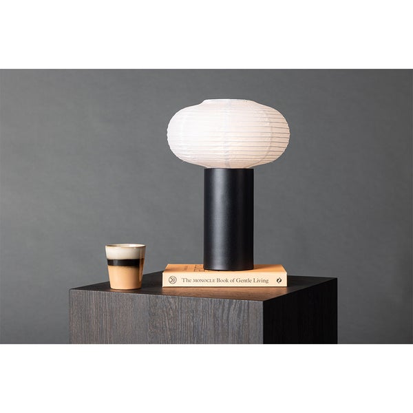 Details einer Gartenschaukel mit Getränkehaltern und Kissen für mehr Komfort