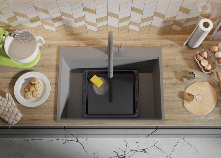 Küchenszene mit Spüle, Küchenmaschine, Plätzchen und Backutensilien