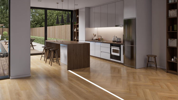 Helle Küche mit Kücheninsel, Barhockern und Holzboden