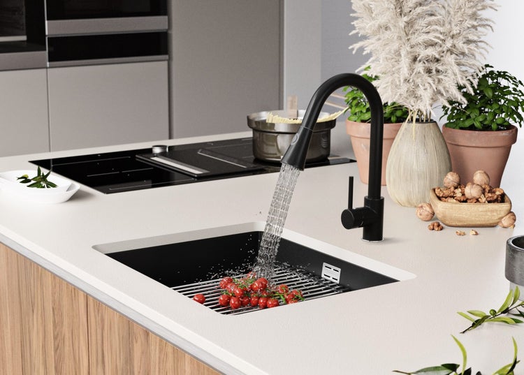 Küchenspüle mit Wasserhahn und Gemüse