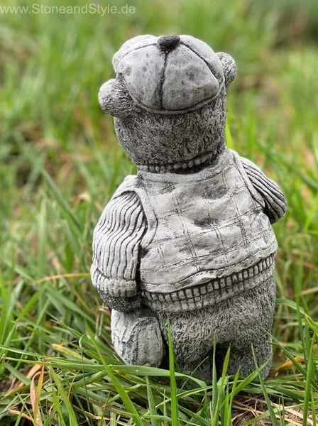 Steinfigur Bär mit Mütze und Weste für den Garten