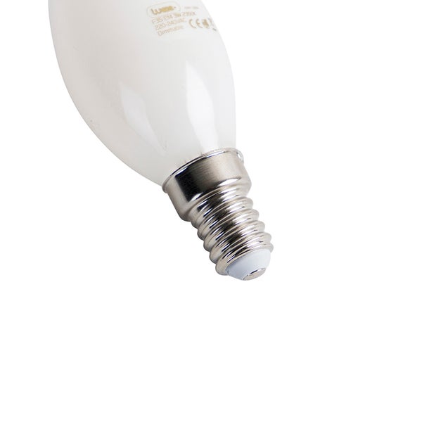 Nahaufnahme einer LED-Lampe in Kerzenform mit E14-Sockel