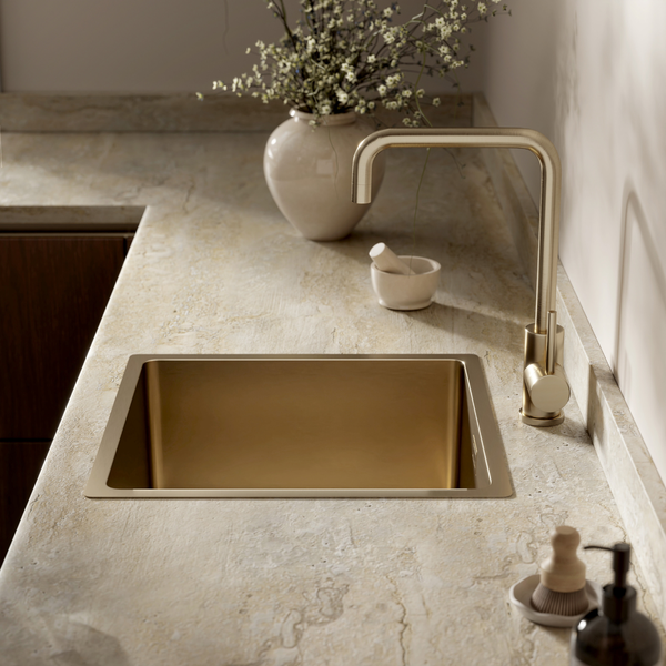 Moderne Küche mit quadratischem Einbauspüle und hoher Armatur in einer Steinoptik Arbeitsplatte mit Vase und Spülbürste als Dekoration