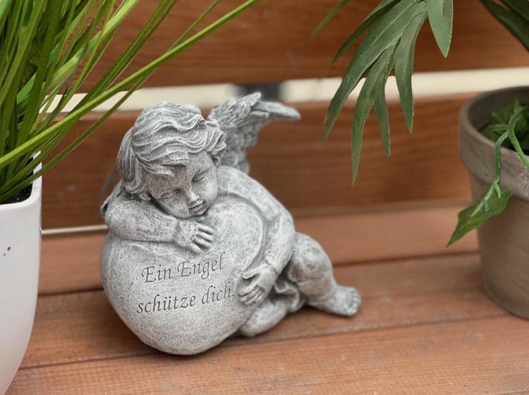 Grabschmuck Engel mit Herz aus Stein für den Friedhof oder Garten mit der Inschrift Ein Engel schütze dich.