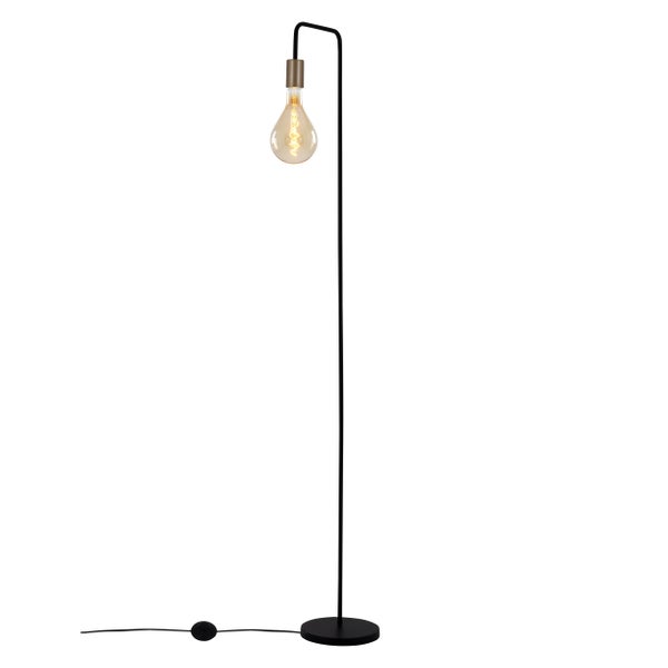 Zimmerszene mit gelbem Sessel, Beistelltisch, Stehlampe und Dekoration