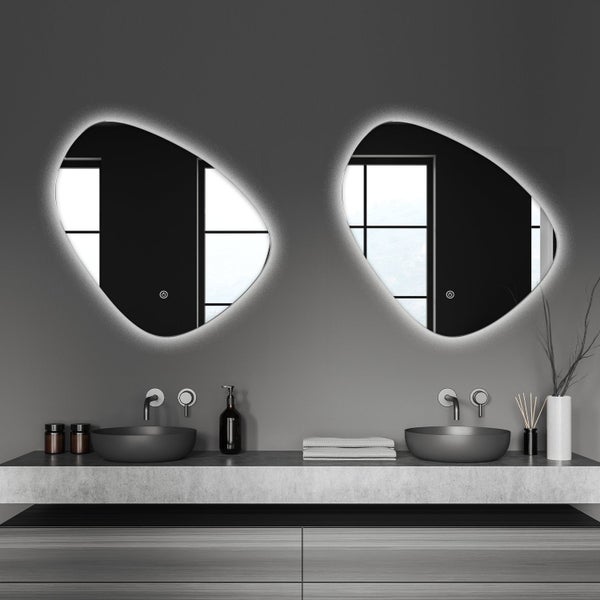 Modernes Badezimmer mit zwei asymmetrischen LED Spiegeln, Doppelwaschtisch mit Aufsatzwaschbecken und grauer Waschtischplatte mit Unterschrank.