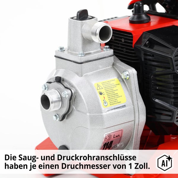 Detailansicht einer Motorwasserpumpe mit einem Zoll Saug- und Druckanschluss und Hinweisschild zum Befüllen des Pumpengehäuses vor Inbetriebnahme.