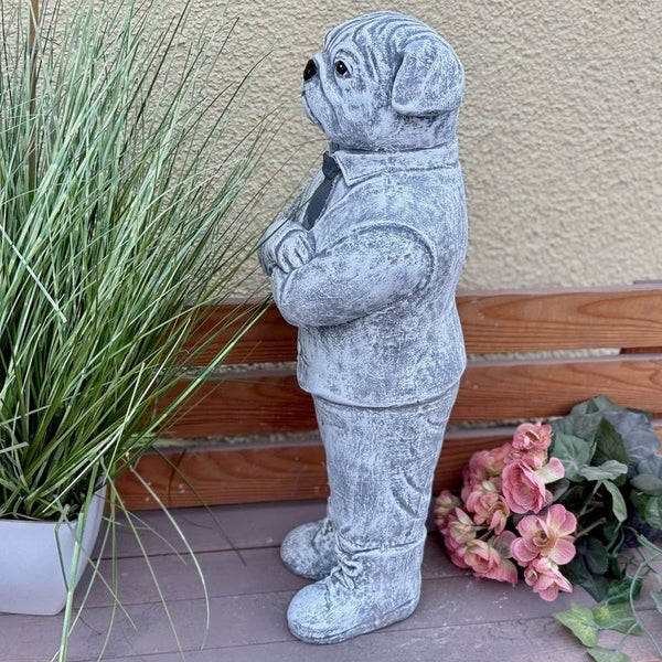 Gartenfigur Hund als Mops in Anzug mit Krawatte aus Steinguss für die Gartendekoration