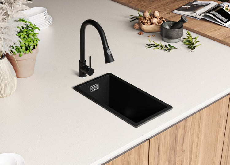 Küchenspüle mit Wasserhahn auf einer Küchentheke