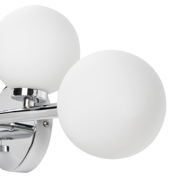 Wandleuchte mit zwei weißen Glaskugeln aus Opalglas und einer verchromten Halterung.