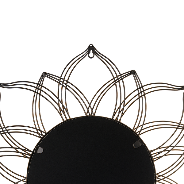 Rückseite eines runden Spiegels mit dekorativem Metallrahmen