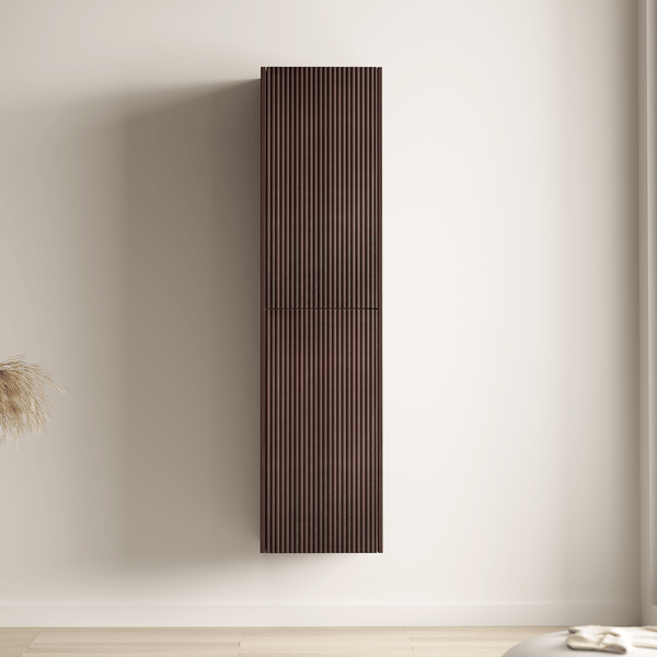 Wandhängender Hochschrank für das Badezimmer mit vertikaler Riffeloptik und zwei Türen.
