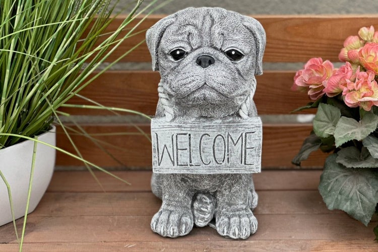 Gartenfigur Mops mit Welcome-Schild aus Steinguss für den Außenbereich.