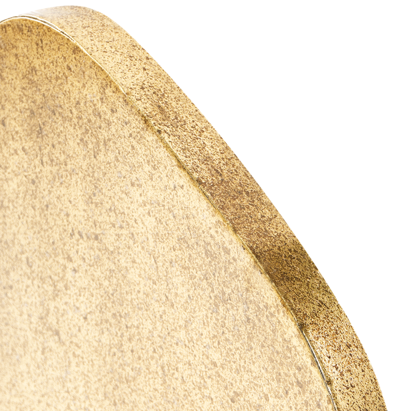 Weißes Outdoor-Tagesbett mit Baldachin und grauen Kissen für den Gartenbereich