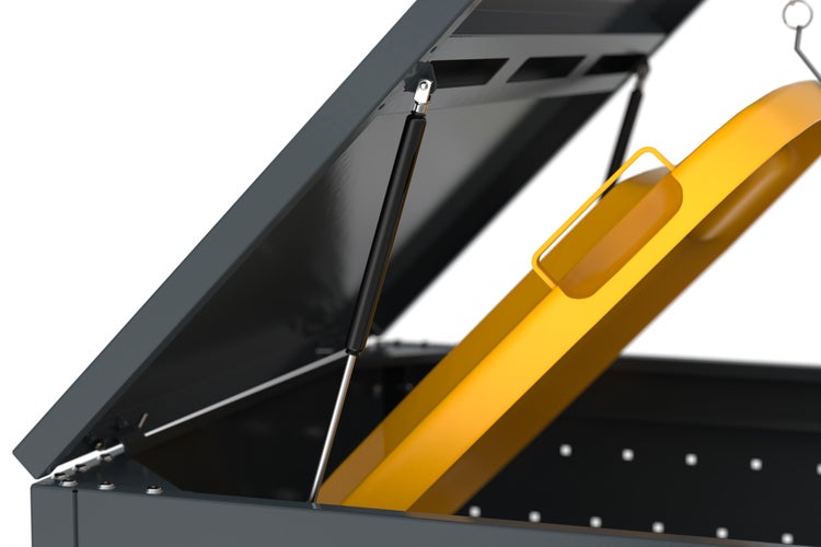 Geöffnete Aufbewahrungsbox mit Gasdruckfeder