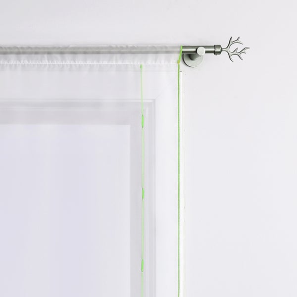 Gardinenstange mit Baum-Endstück und transparenter Gardine