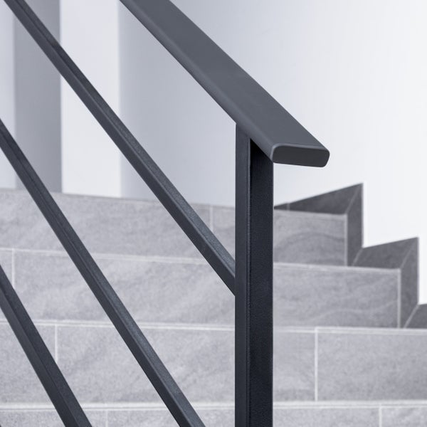 Anthrazitfarbenes Treppengeländer aus Metall mit Handlauf und Querstäben an einer Treppe.