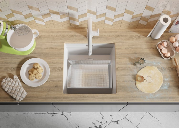 Küchenszene mit Spüle, Armatur, Teig, Ausstechformen, Keksen und Küchenmaschine von oben