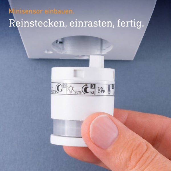 Handmontage eines Minisensors durch Einstecken in eine Steckdose.