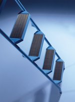 Leiterstufen mit rutschhemmendem Belag und Metallrahmen.