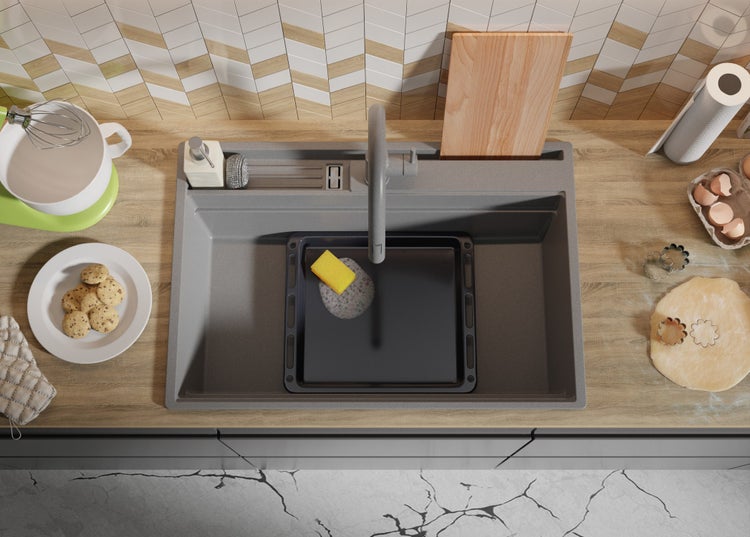 Küchenszene mit Spüle, Geschirr und Backutensilien auf einer Arbeitsplatte