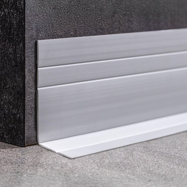 Metall Sockelleiste als Abschluss zwischen Wand und Bodenbelag montiert