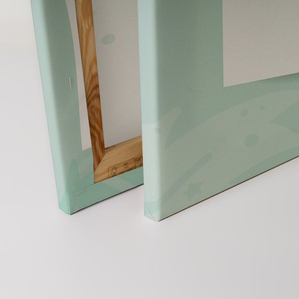 Nahaufnahme von zwei Keilrahmen mit Holzrahmen und bedrucktem Stoff