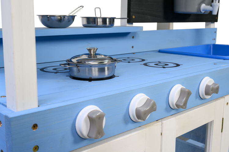 Detailansicht einer Spielküche mit Kochtöpfen und Herdplatten