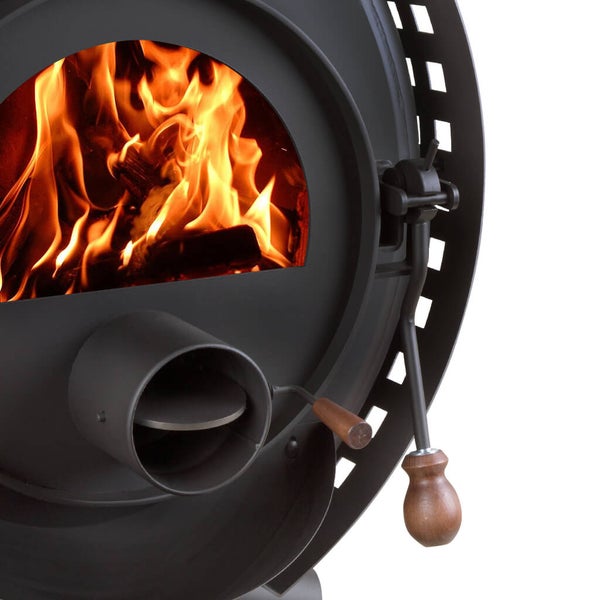 Detailansicht eines Kaminofens mit brennendem Holz