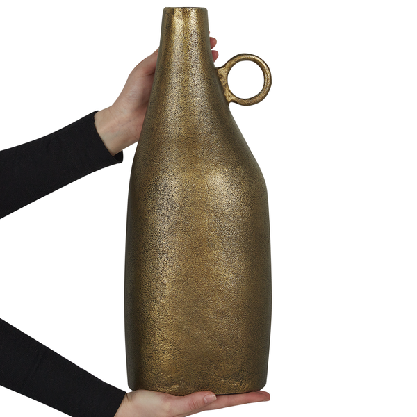 Dekorative Vase mit Griff in Händen