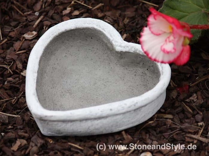 Herzförmige Pflanzschale aus Beton für die Gartendekoration