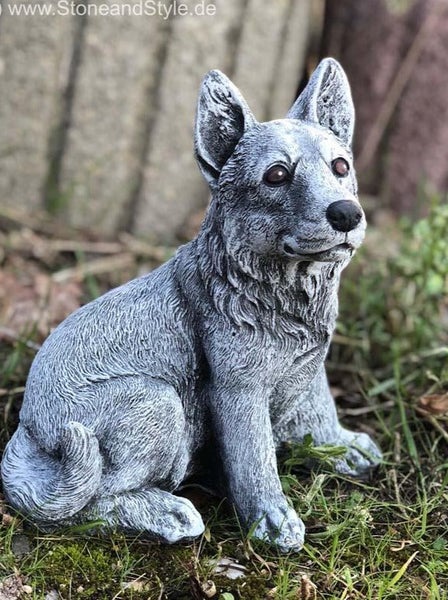 Steinfigur Hund in sitzender Position als Gartendekoration aus witterungsbeständigem Material