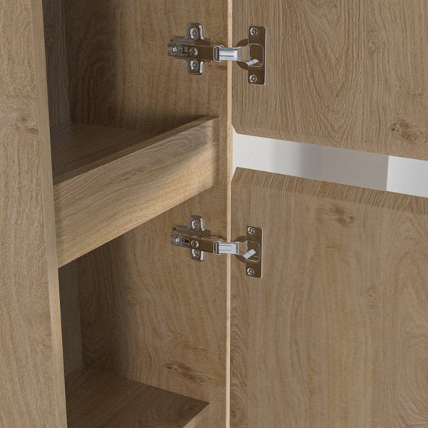 Nahaufnahme von zwei Topfscharnieren aus Metall an einem geöffneten Schrank in Holzoptik.