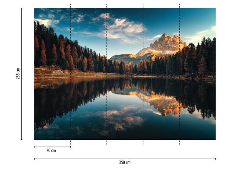 Vlies Fototapete mit Berglandschaft, See und Wald, 350 mal 255 Zentimeter, bestehend aus fünf Bahnen mit jeweils 70 Zentimeter Breite.