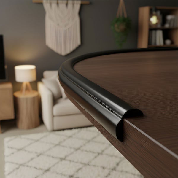 Nahaufnahme einer Tischkante mit Kantenschutz in einem Wohnraum.