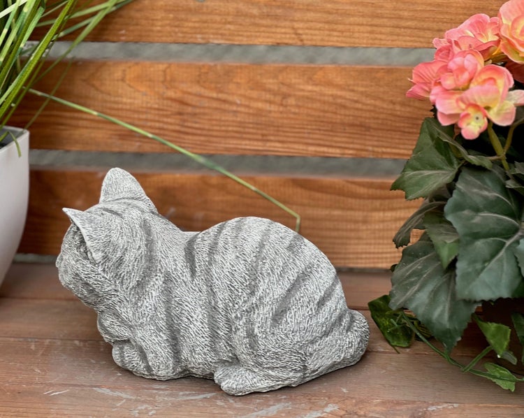 Gartenfigur liegende Katze in grauer Steinoptik, wetterfeste Dekoration für den Außenbereich.