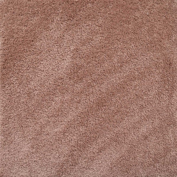Hochflor-Teppich mit weicher und dichter Oberflächenstruktur.