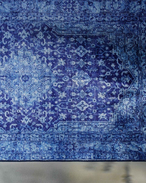 Teppich mit orientalischem Vintage-Muster in verschiedenen Blautönen.